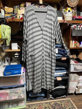 #569 size 5 torrid super soft Gray & Black Knit robe? W/ snaps & pockets